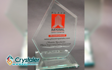 Placa conmemorativa en vidrio