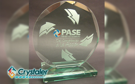 Placa conmemorativa en vidrio