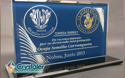 Placa conmemorativa en vidrio