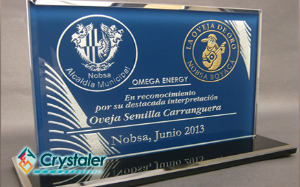 Placa conmemorativa en vidrio