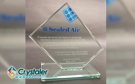 Placa conmemorativa en vidrio