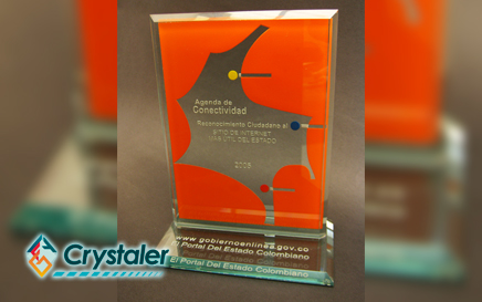 Placa conmemorativa en vidrio