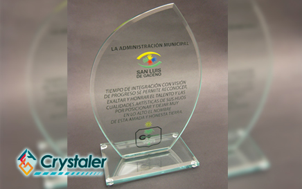 Placa conmemorativa en vidrio