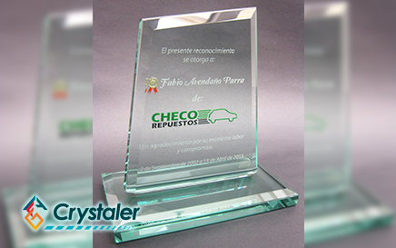 Placa conmemorativa en vidrio