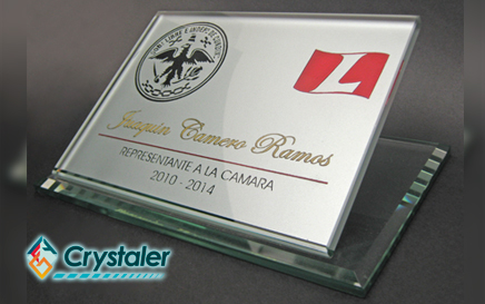 Placa conmemorativa en vidrio